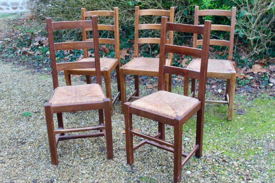 Suite de 17 chaises paillées à haut dossier
