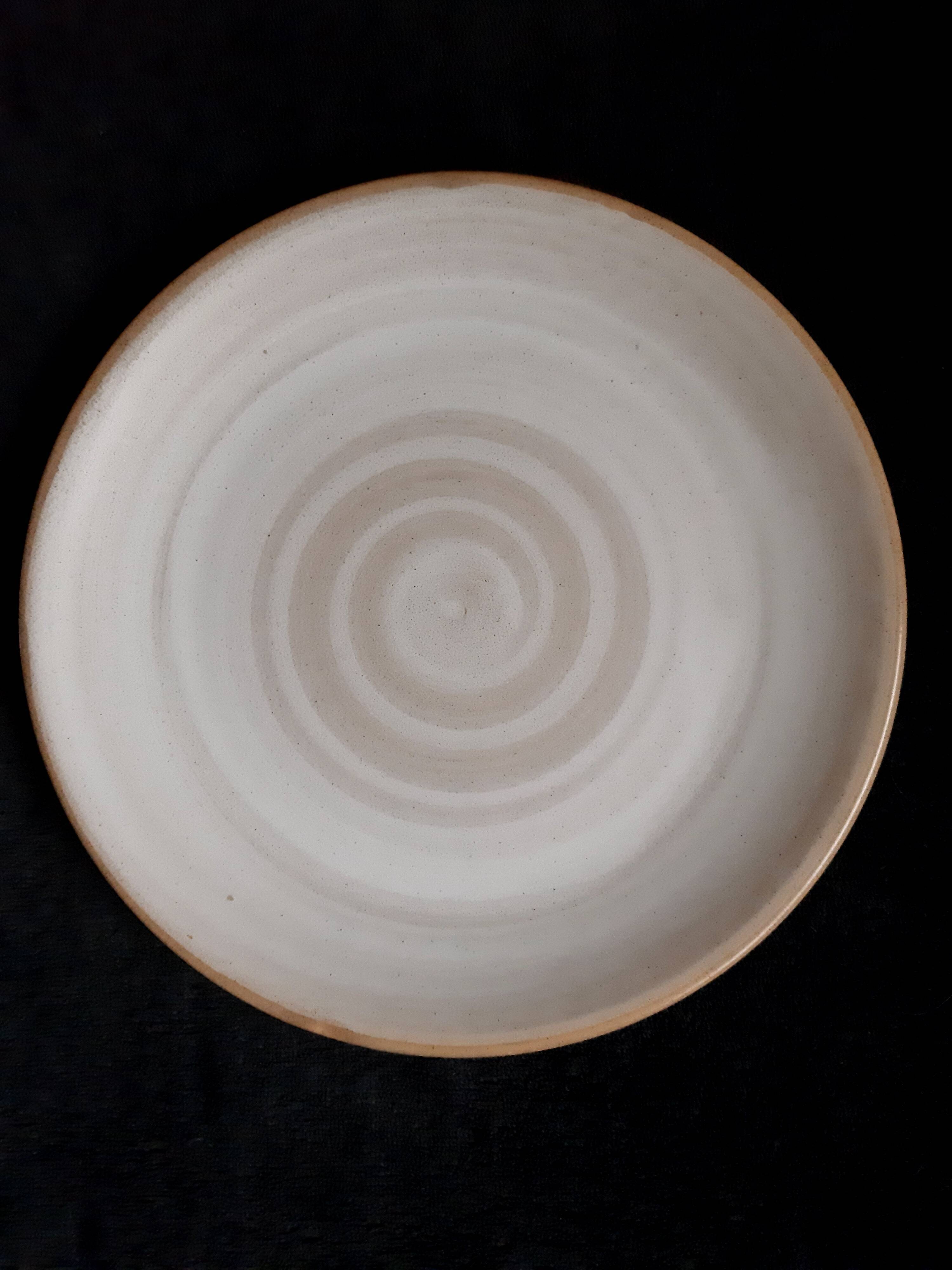 4 stoneware plates