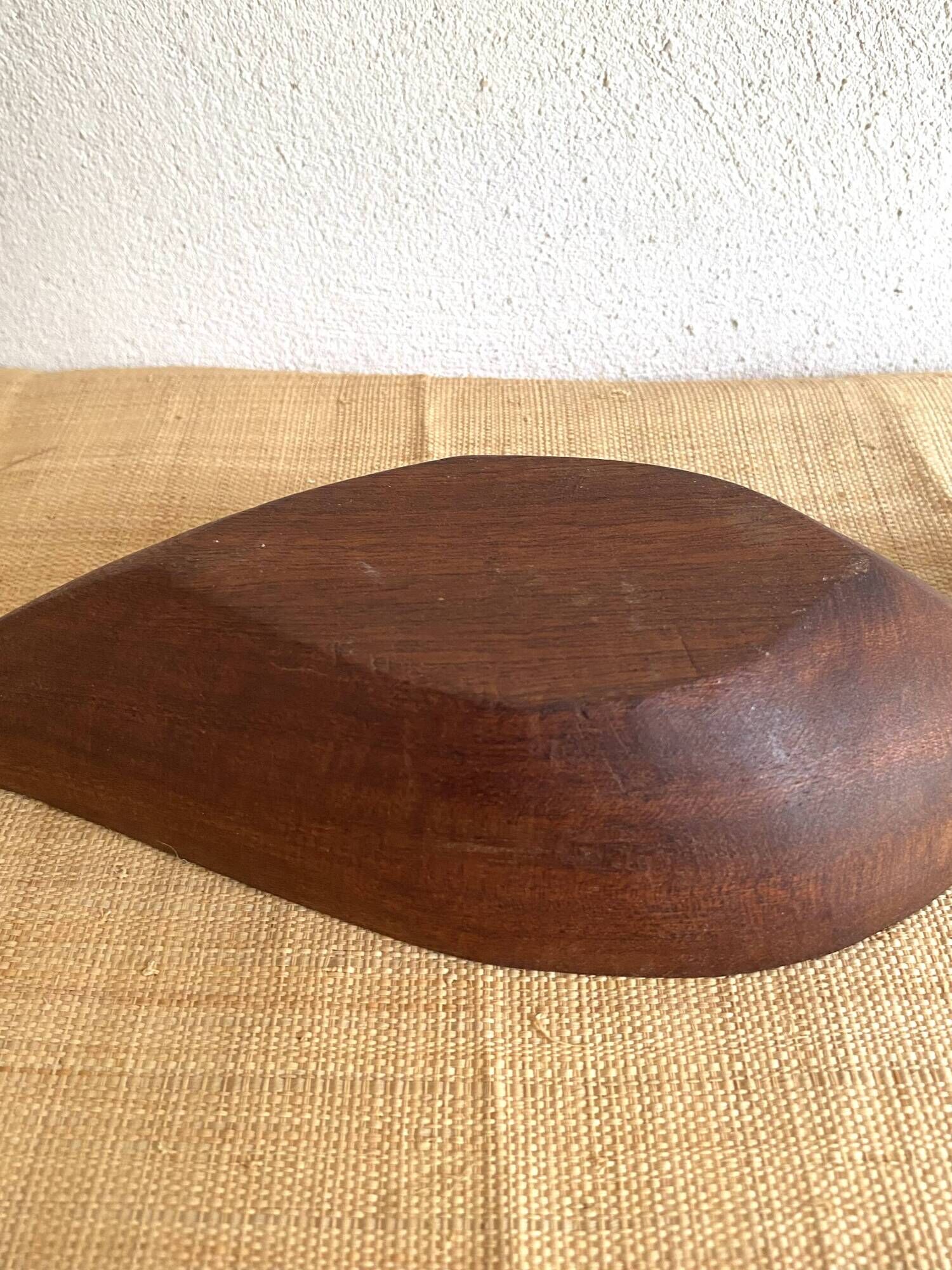 Wooden plate sculpted piece