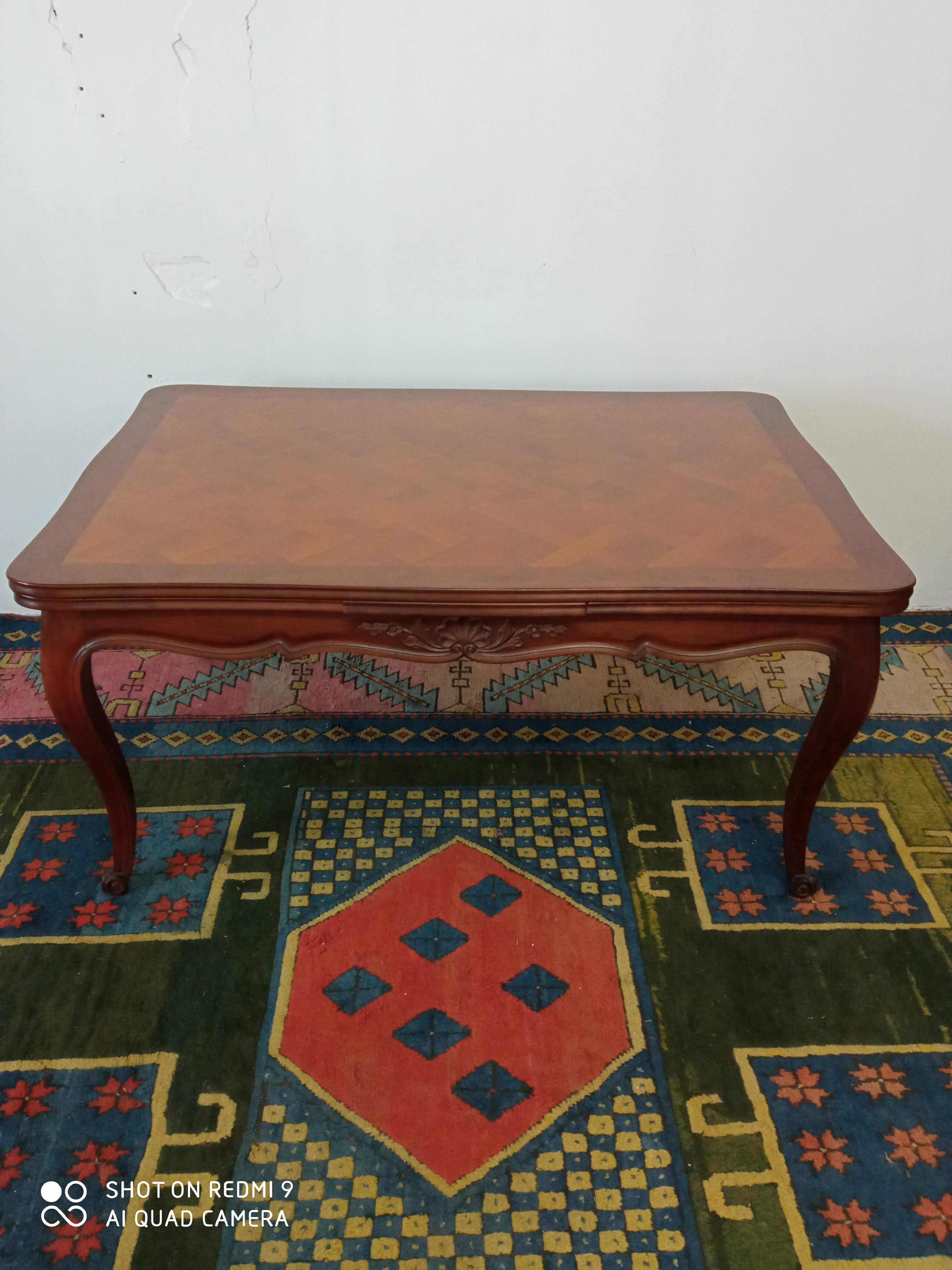 Table feet curved Louis XV style
