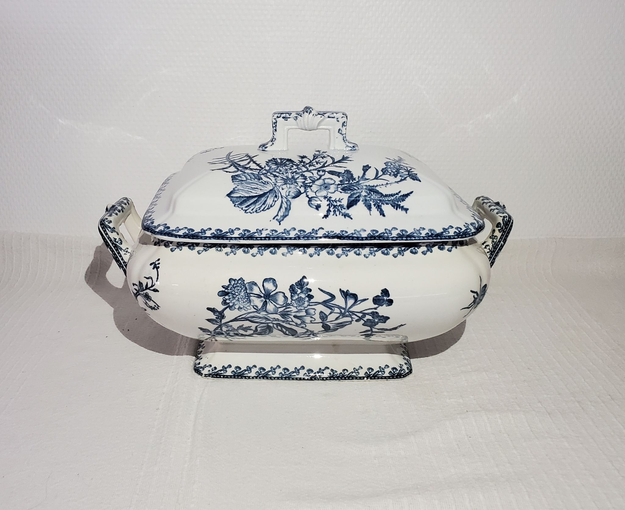 Soup-tureen of the earthenware factory of Pexonne