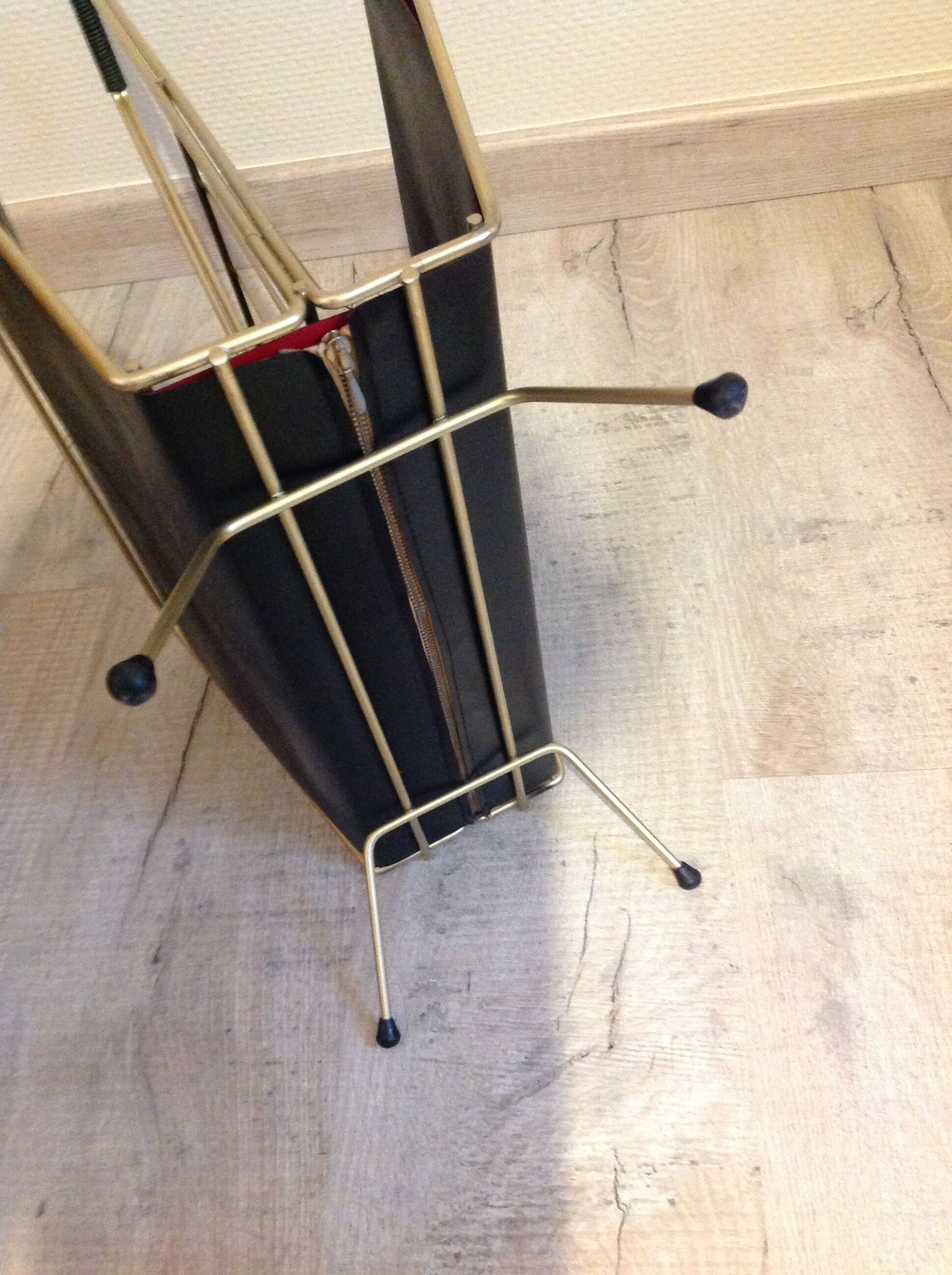 Magazine holder in gold metal and black / vintage dressing 60s-70s