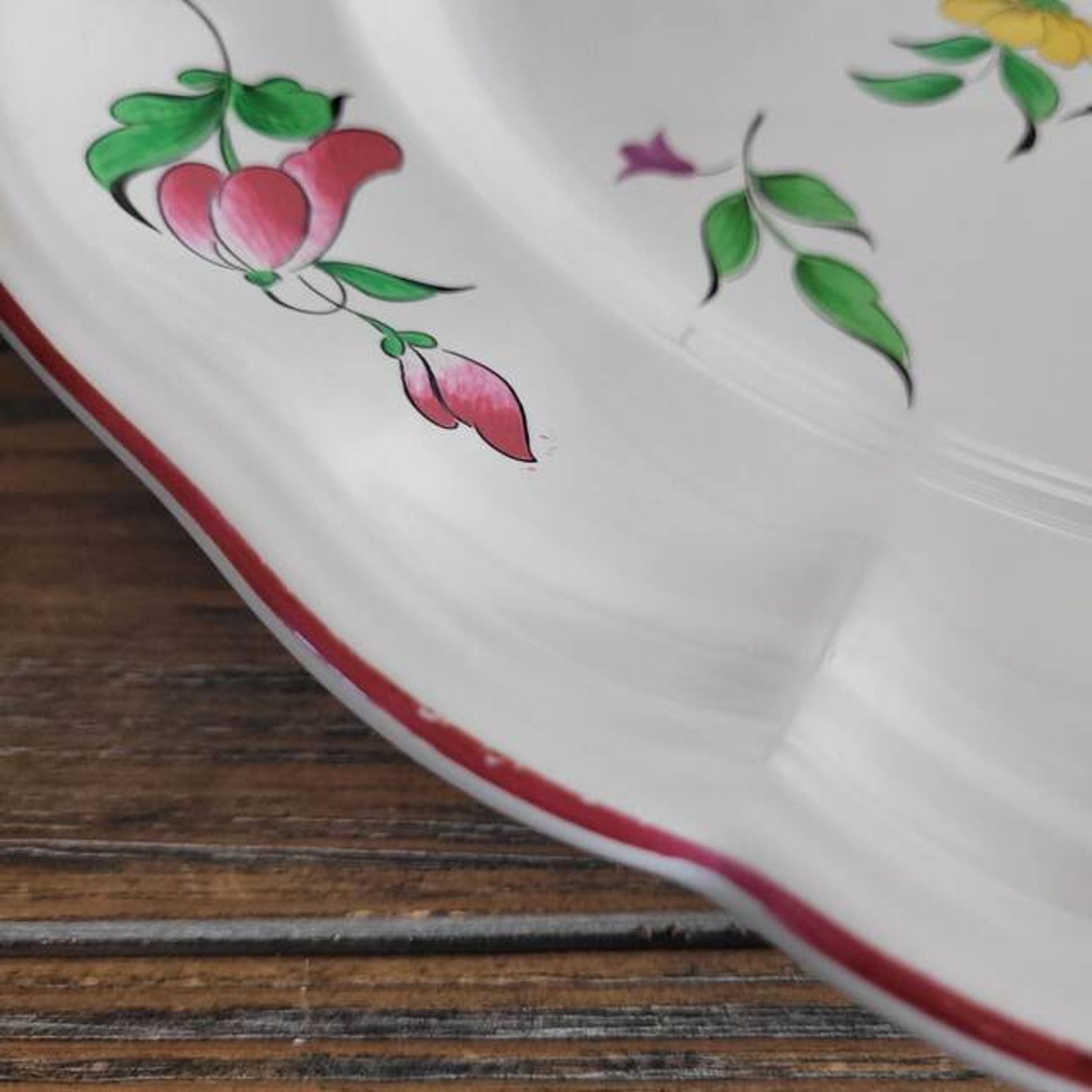 Large round dish KG Lunéville Reverbère, earthenware from the East, floral decoration.