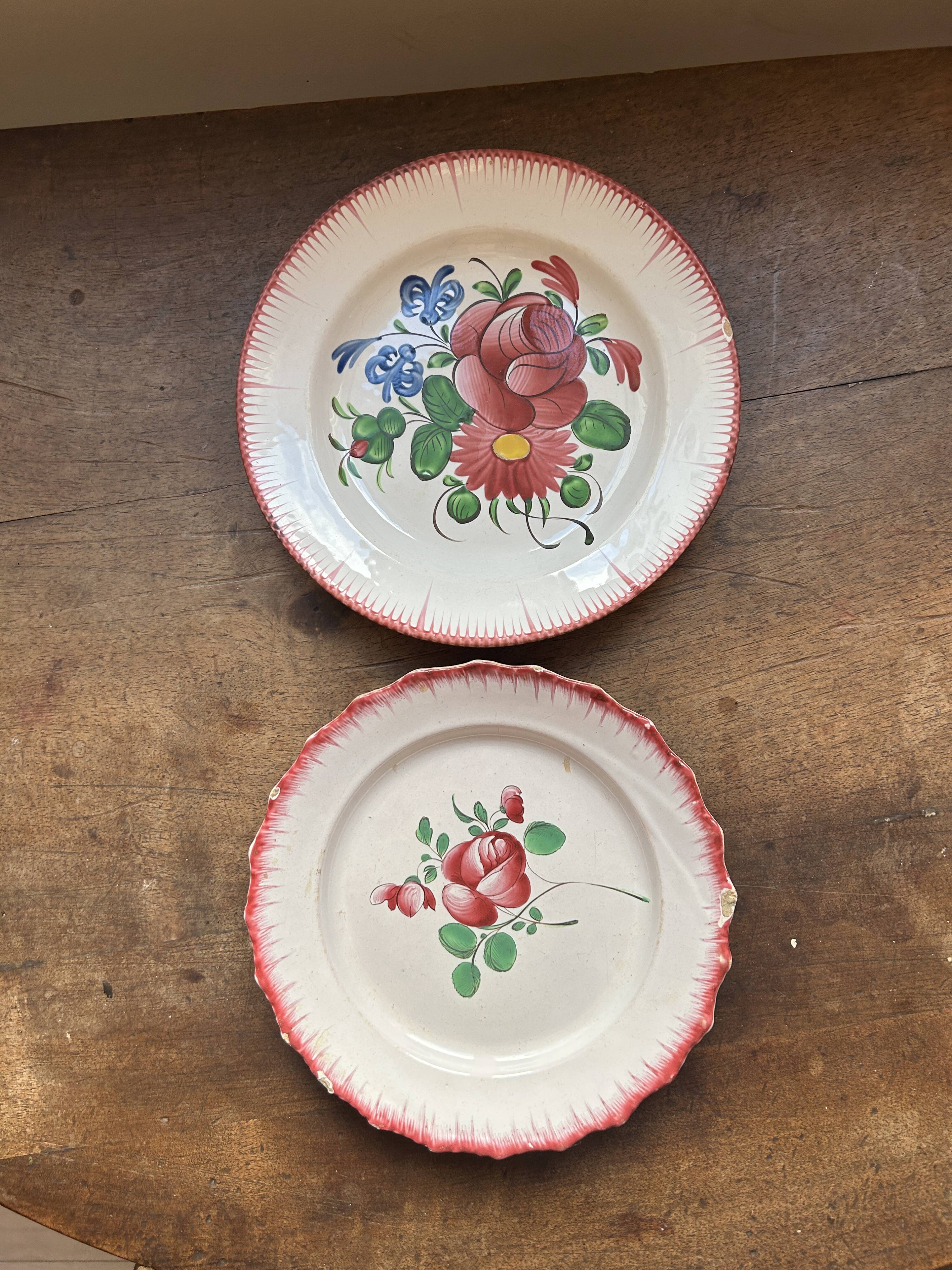 Set of 2 plates 18th century – Faïence des Islettes – Hand-painted floral decoration