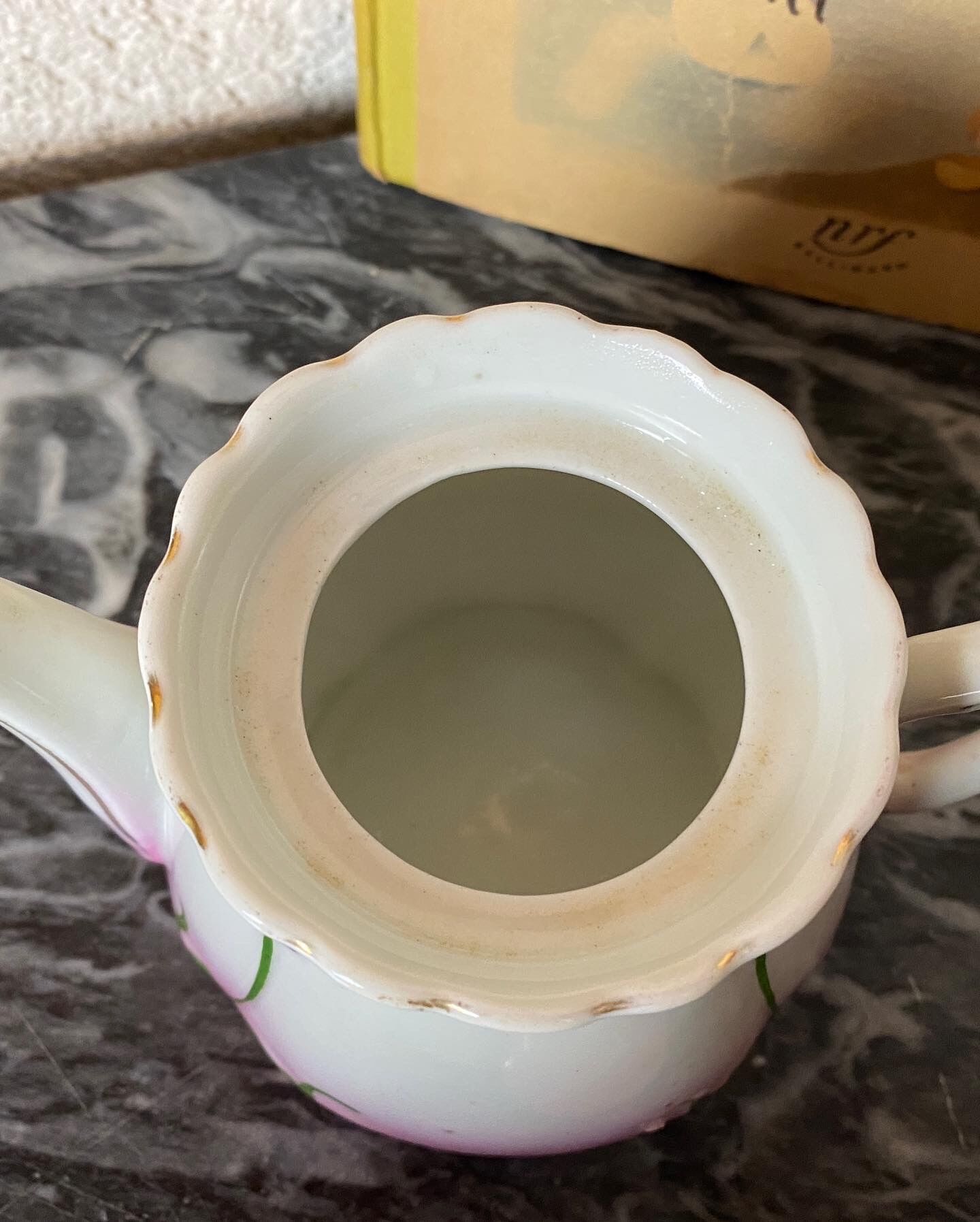 Teapot in antique porcelain "Art Nouveau"