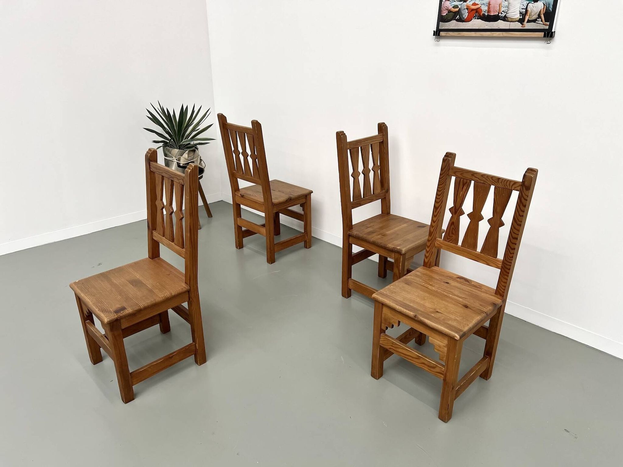 Série de 4 chaises en pin, années 70