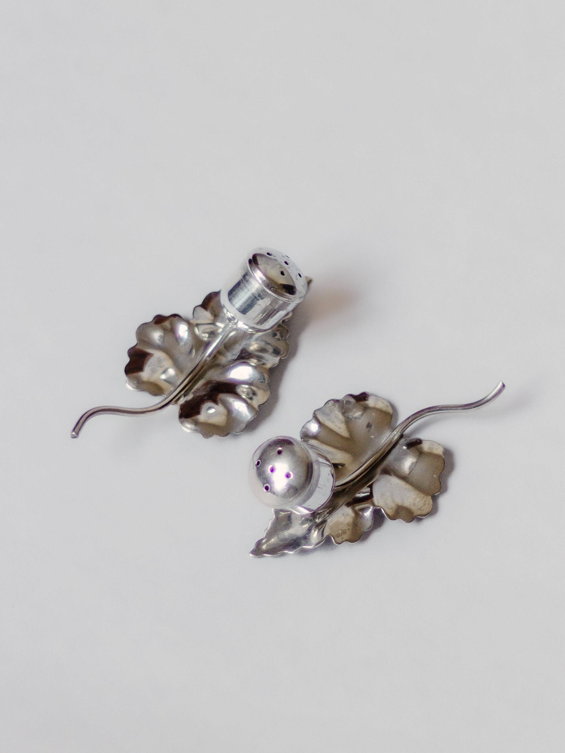 Set of a salt shaker and a pepper shaker in silver-plated metal, ENPS, England.