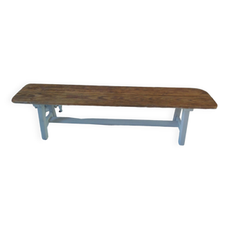 Banc vintage piètement patiné gris perle, assise bois.