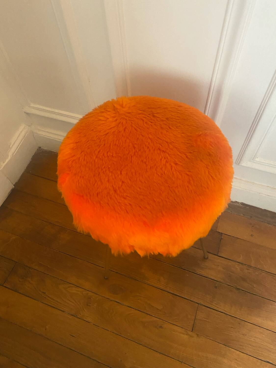 Pelefran orange fur stool