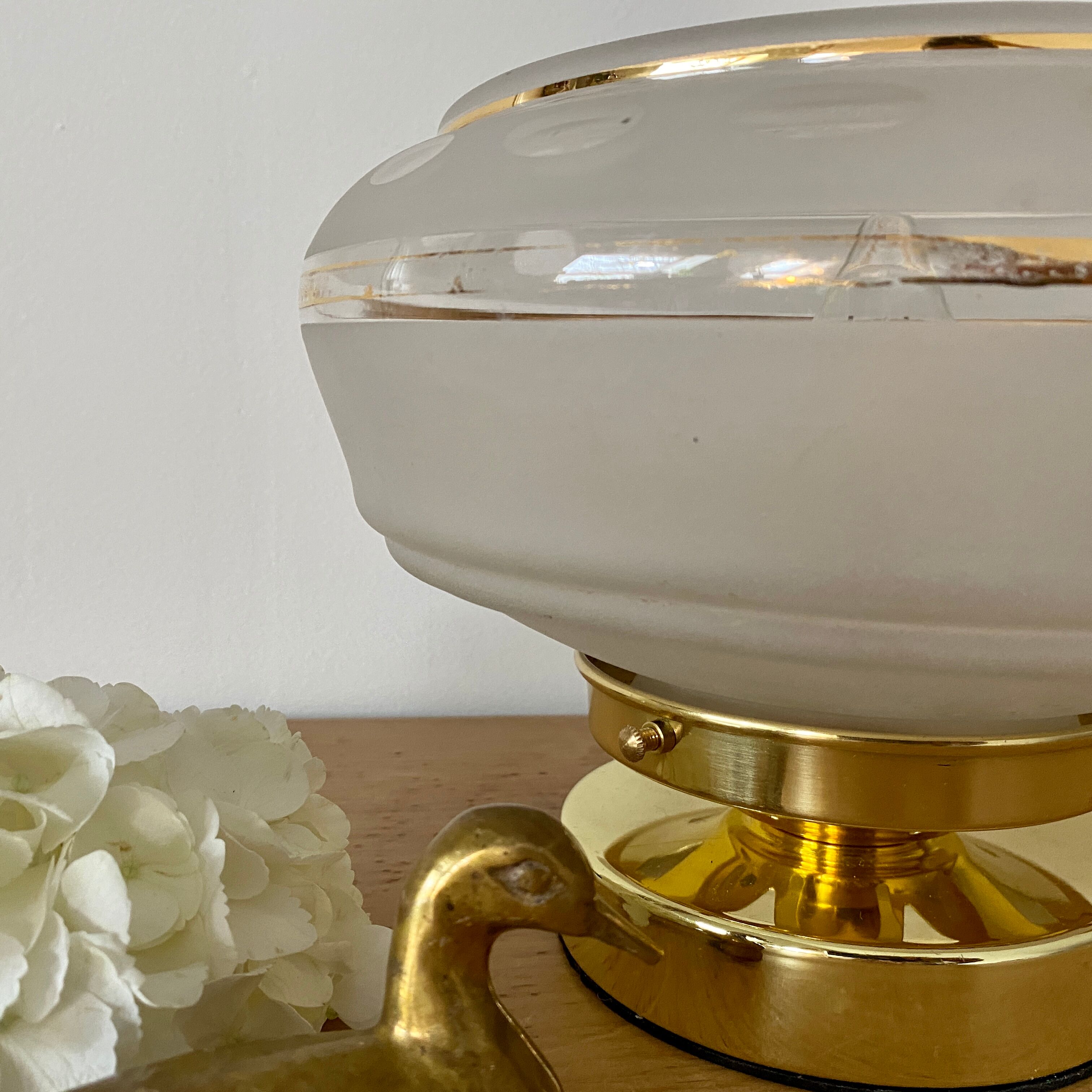 Table lamp globe vintag eblanc and gold
