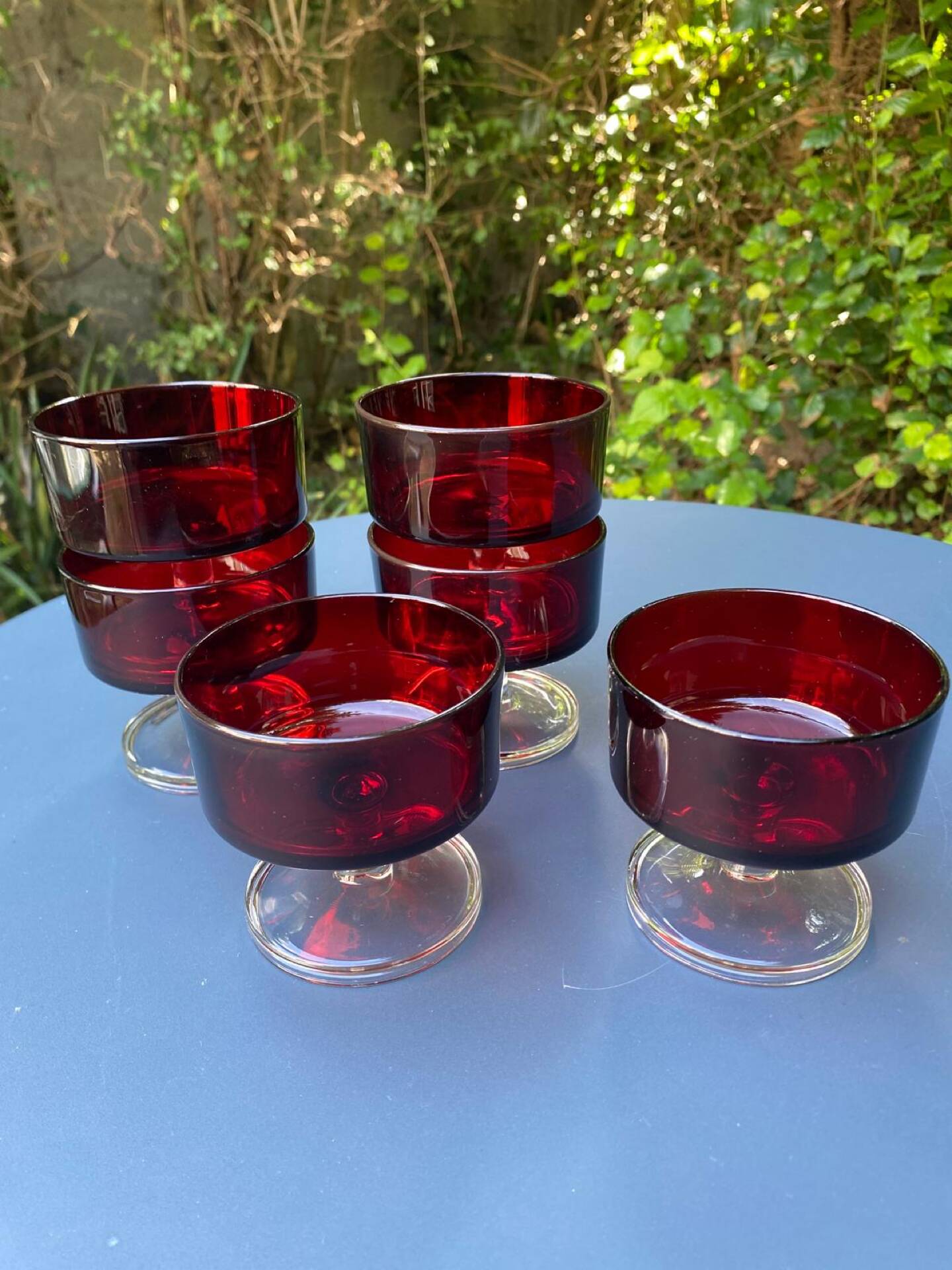 Set of 6 ruby red glass dessert bowls on a pedestal – France – Wine