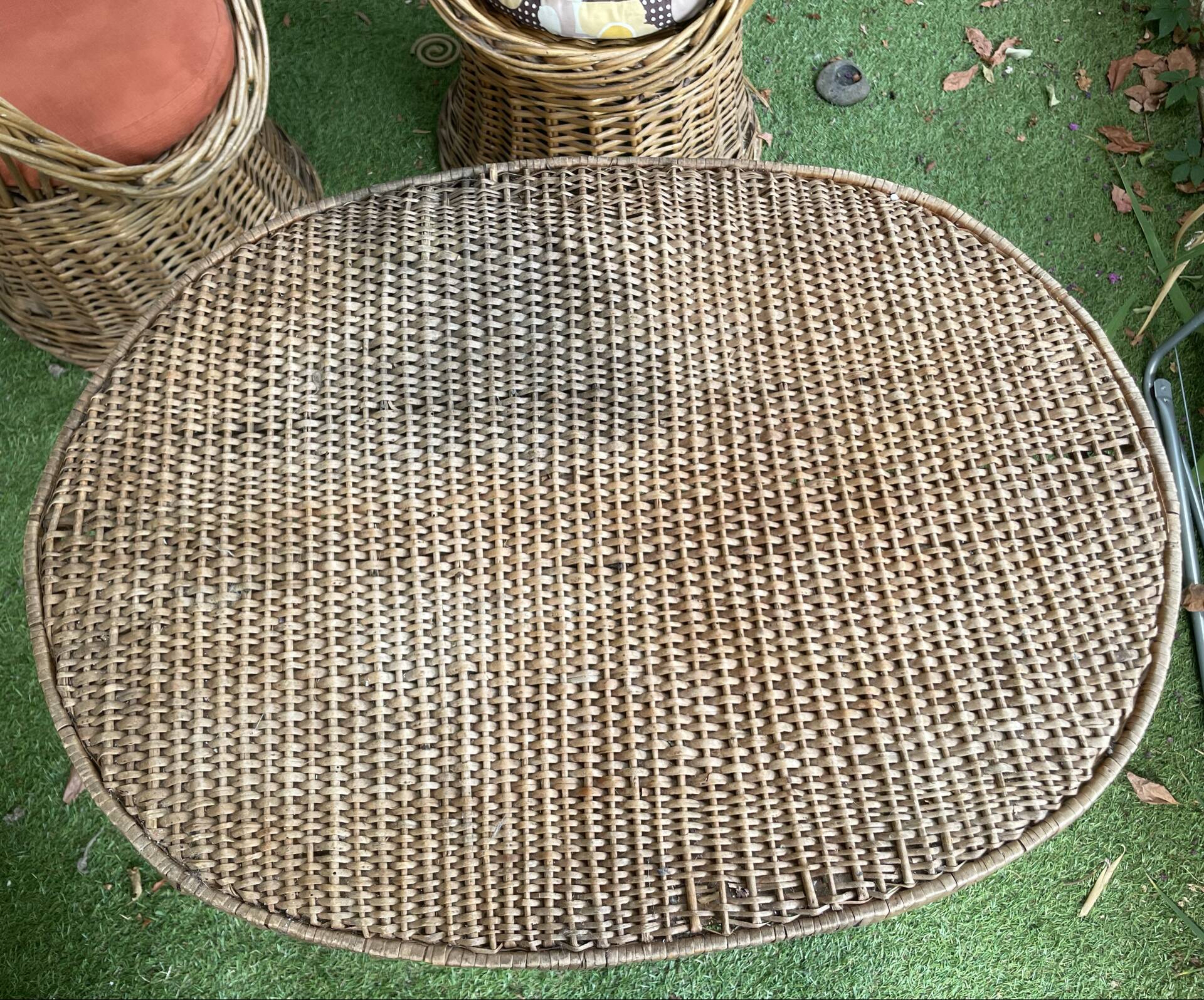 Very beautiful vintage rattan set: 4 armchairs and a table (75/57cm).