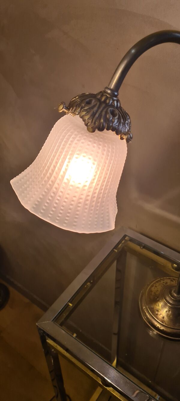 Lampe tulipe opaque moulé  strier   54x26, 1900