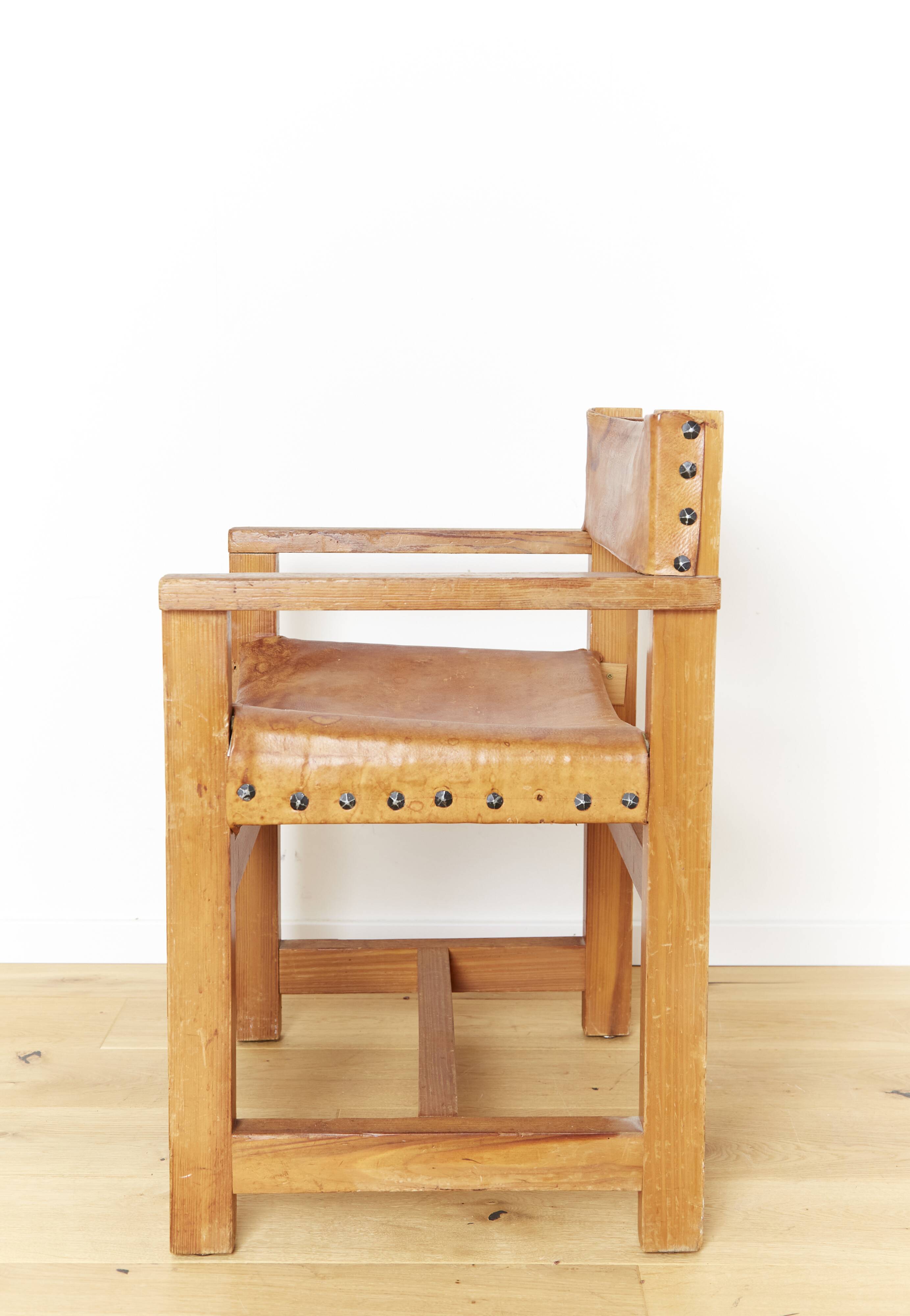 Chaise avec accoudoirs en pin massif et cuir de selle de Biosca