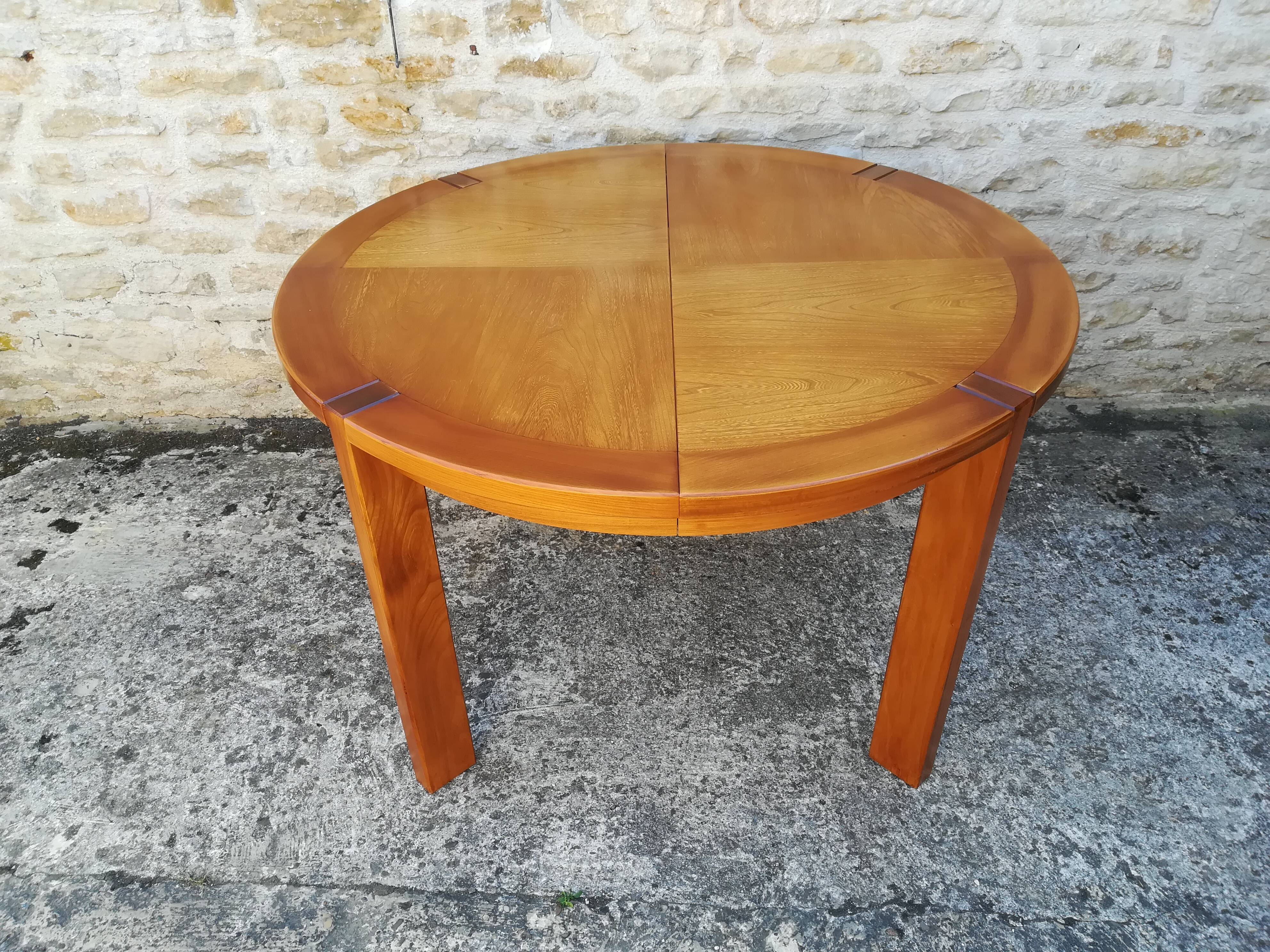 House Regain elm table with two extensions