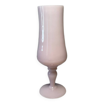 Vase sur pied en opaline rose