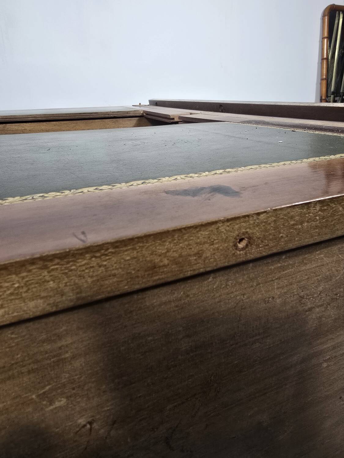 Bureau plat double face en acajou, style Louis XVI – XIXᵉ siècle