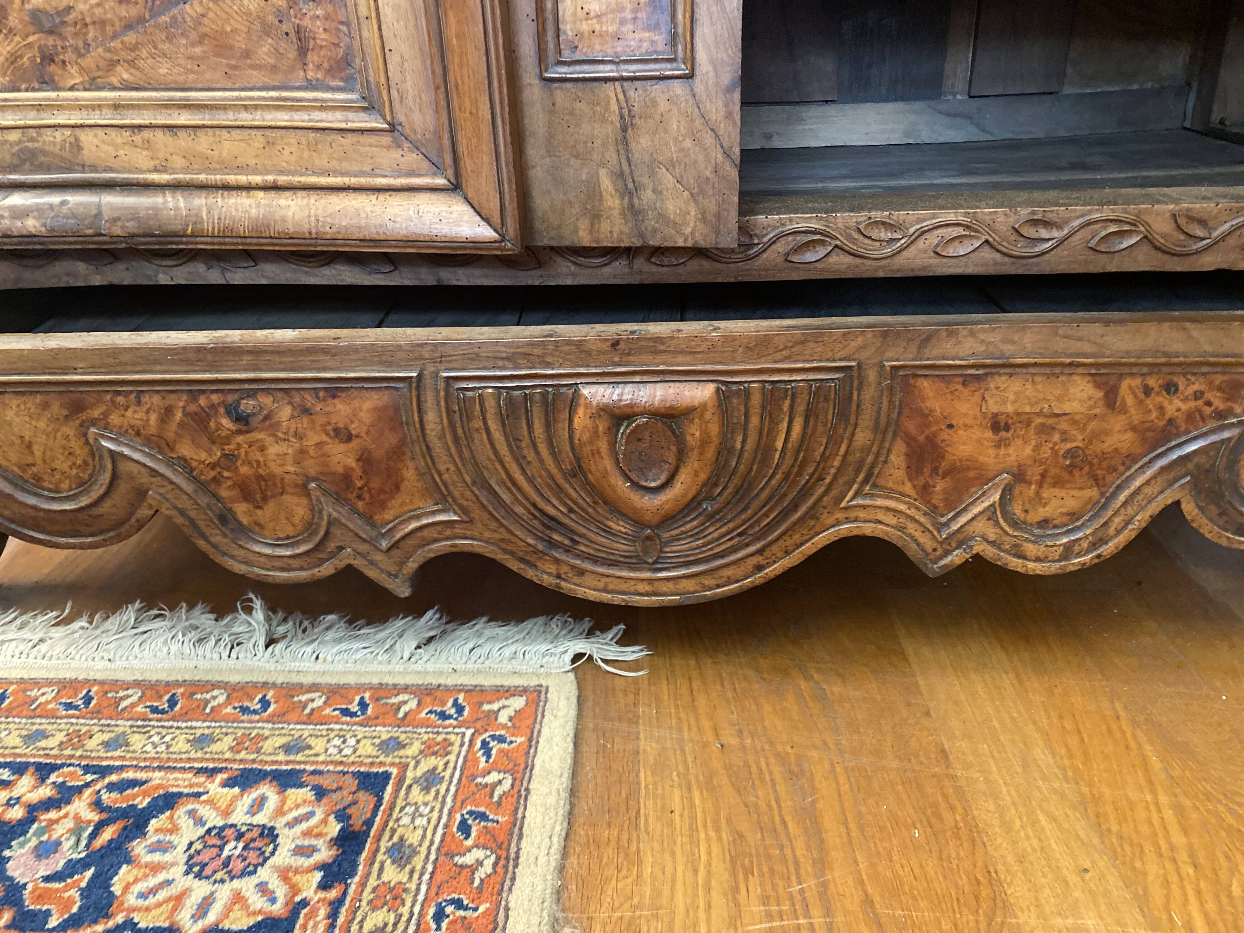 Bressane wardrobe with arched cornice, walnut and fresne magnifying glass.