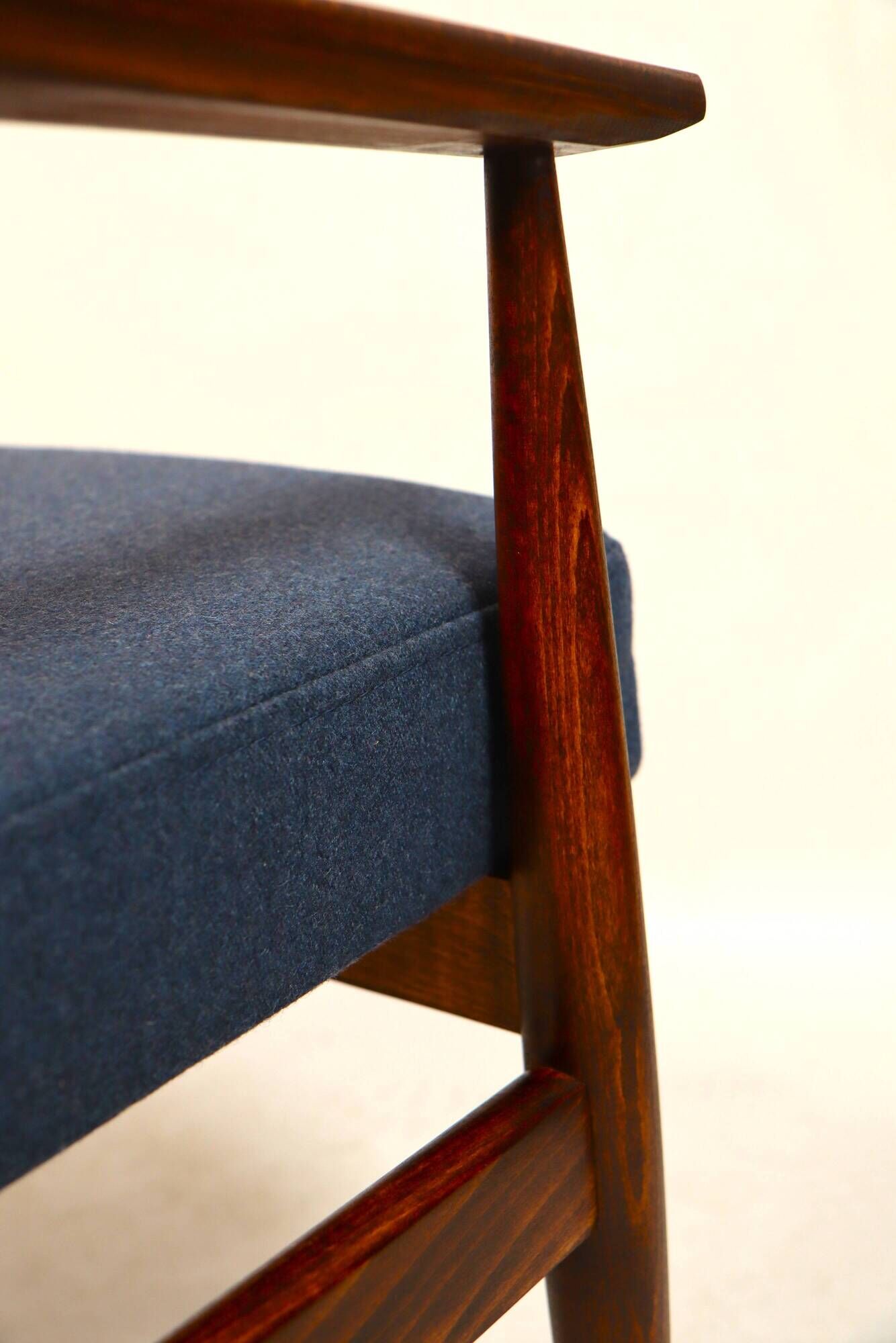 Fauteuil Vintage en Laine Bleu Marine Bois Couleur Noyer