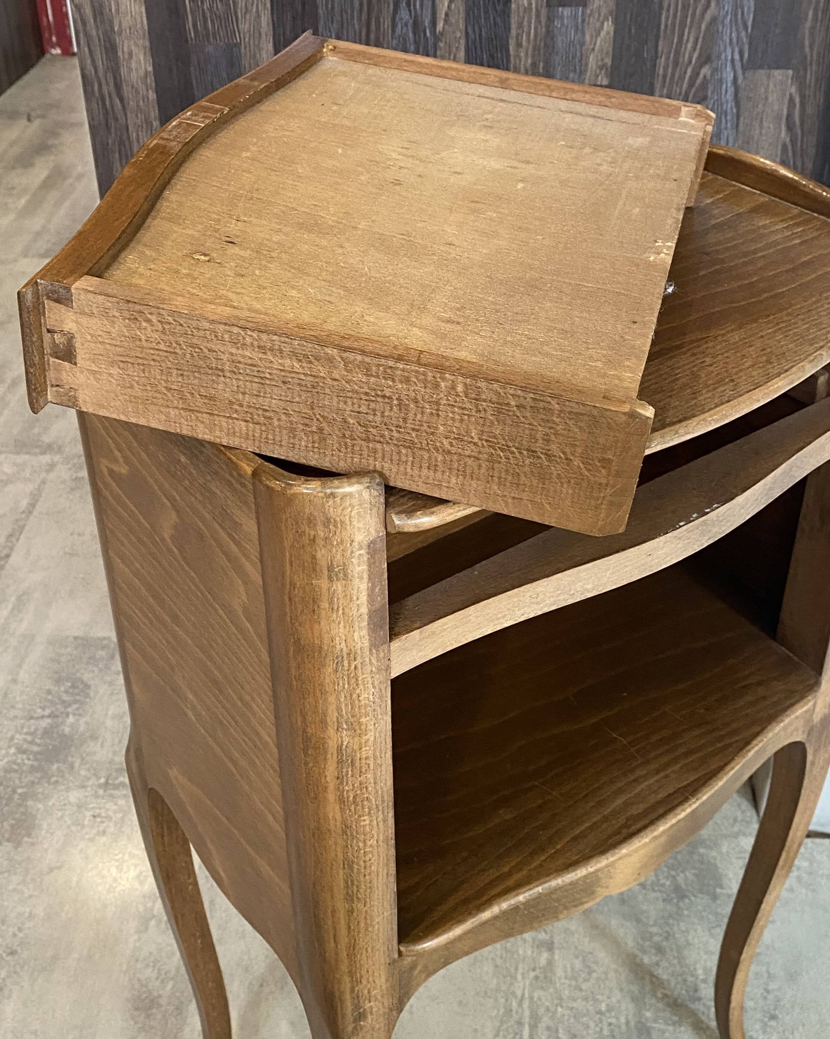 Table de chevet un tiroir une niche style Louis XV