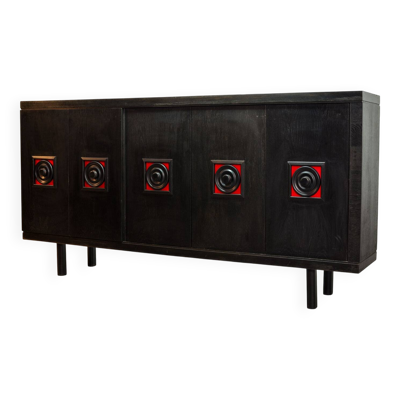 Grand buffet haut brutaliste noir avec accents rouges, Belgique, années 60