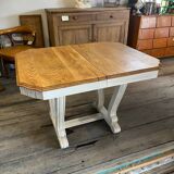 Extendable dining table