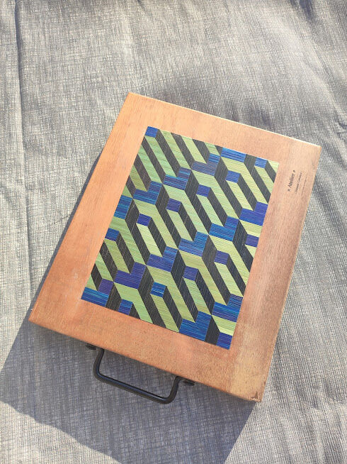 Plancha with tray made of straw marquetry