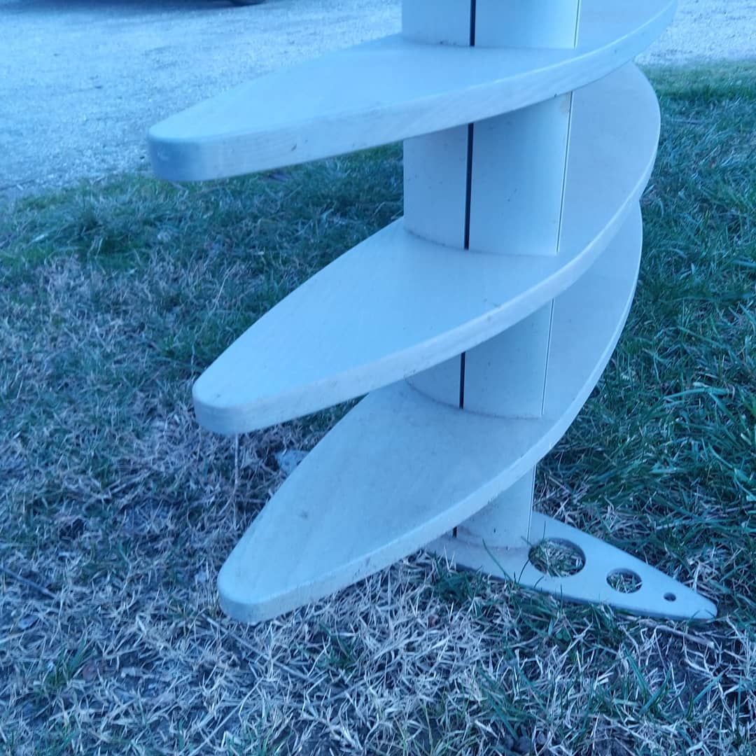 Bibliothèque en hêtre massif et montant aluminium vers 1980