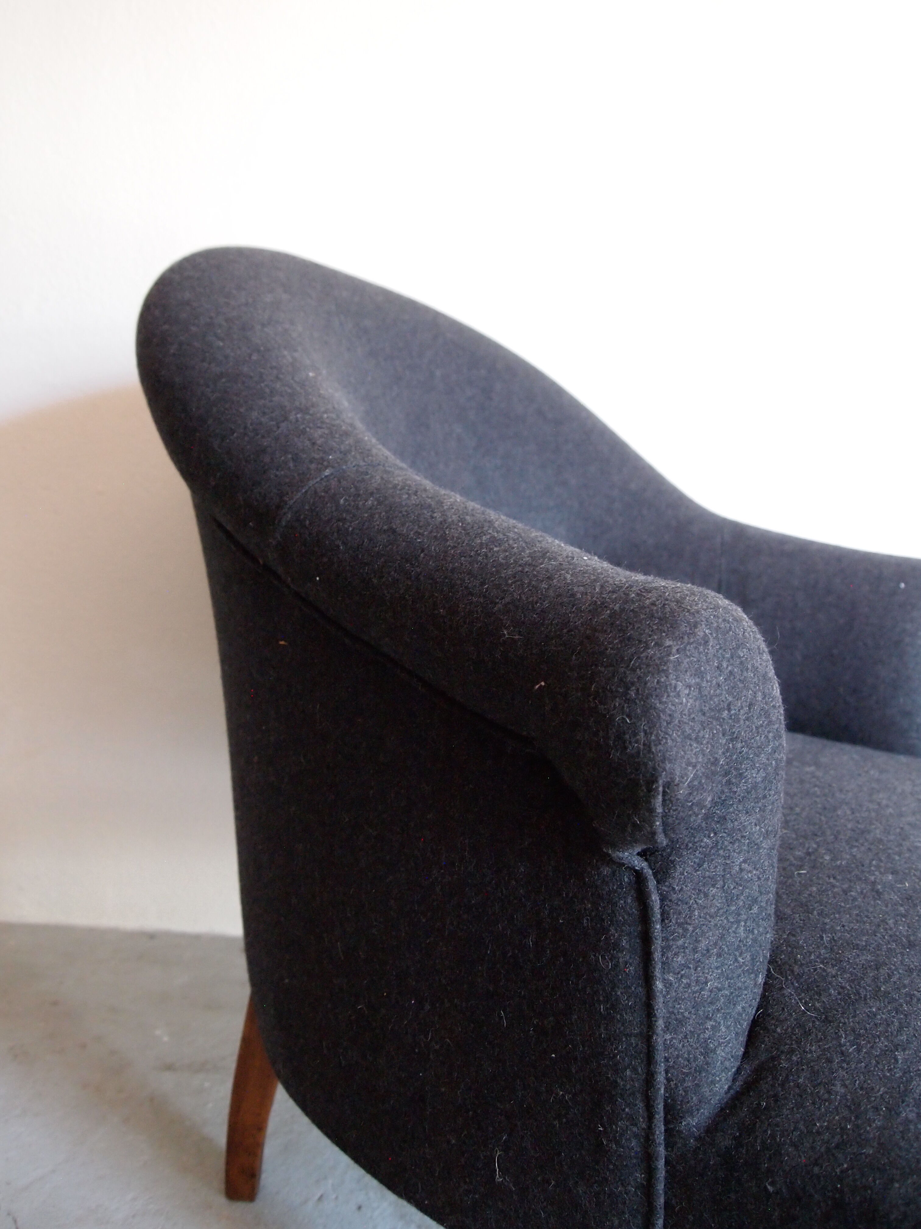 Wool toad chair
