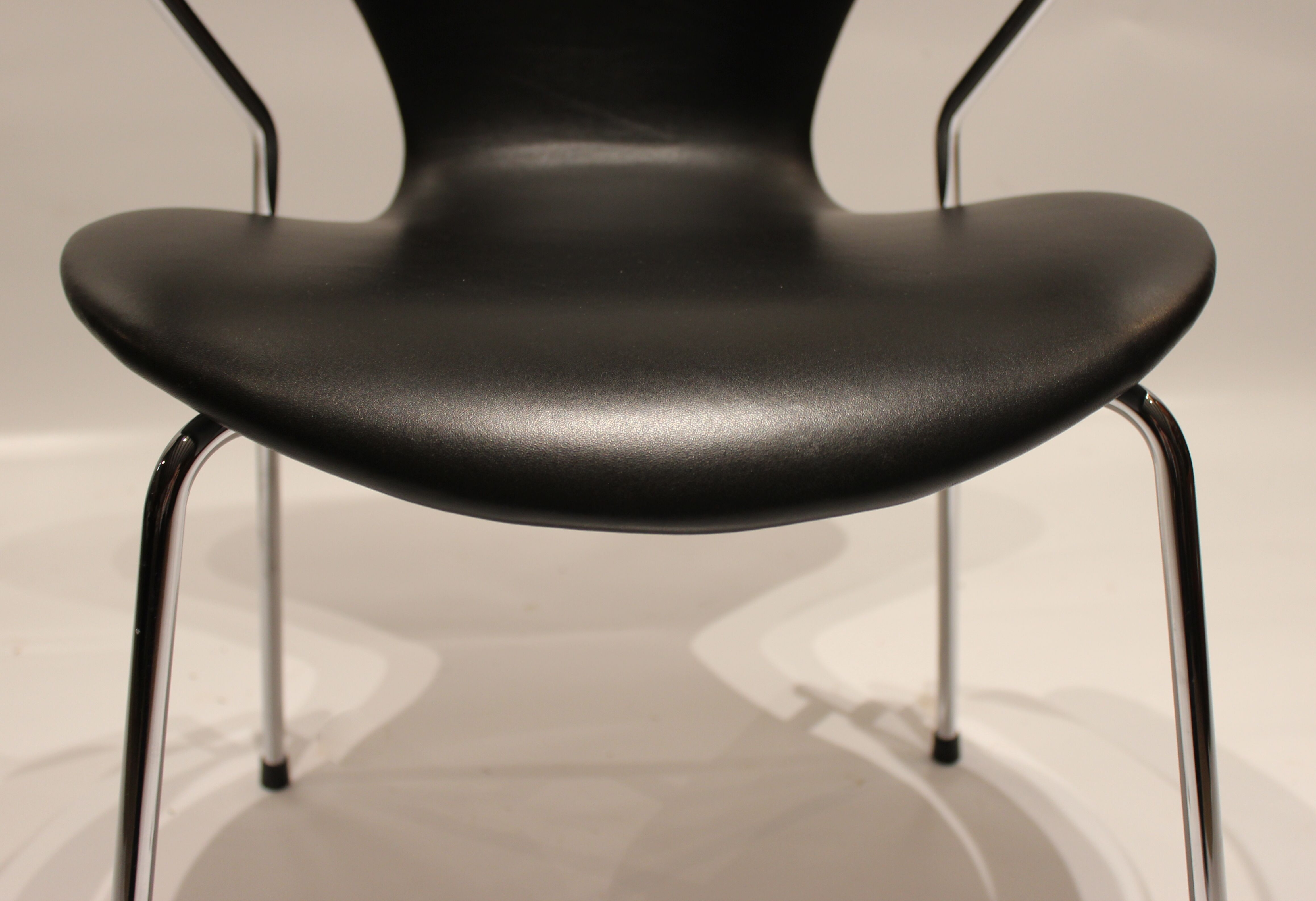 Quatre fauteuils modèle 3207, par Arne Jacobsen, 2006