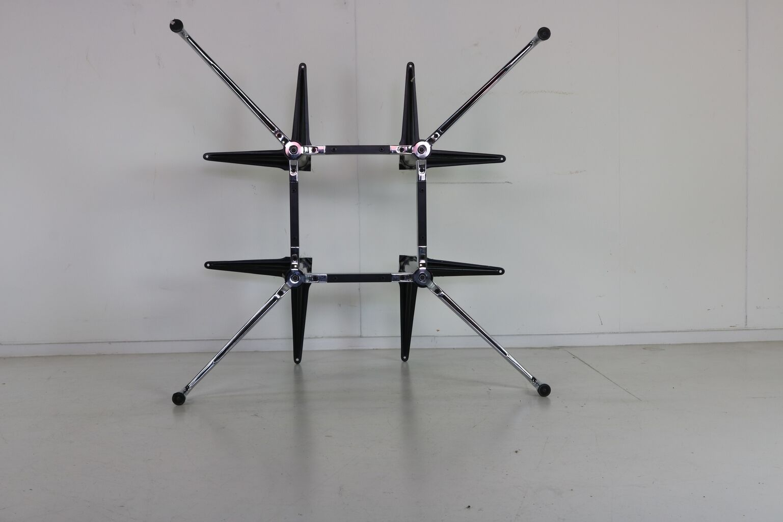 Round segemented table Charles Eames