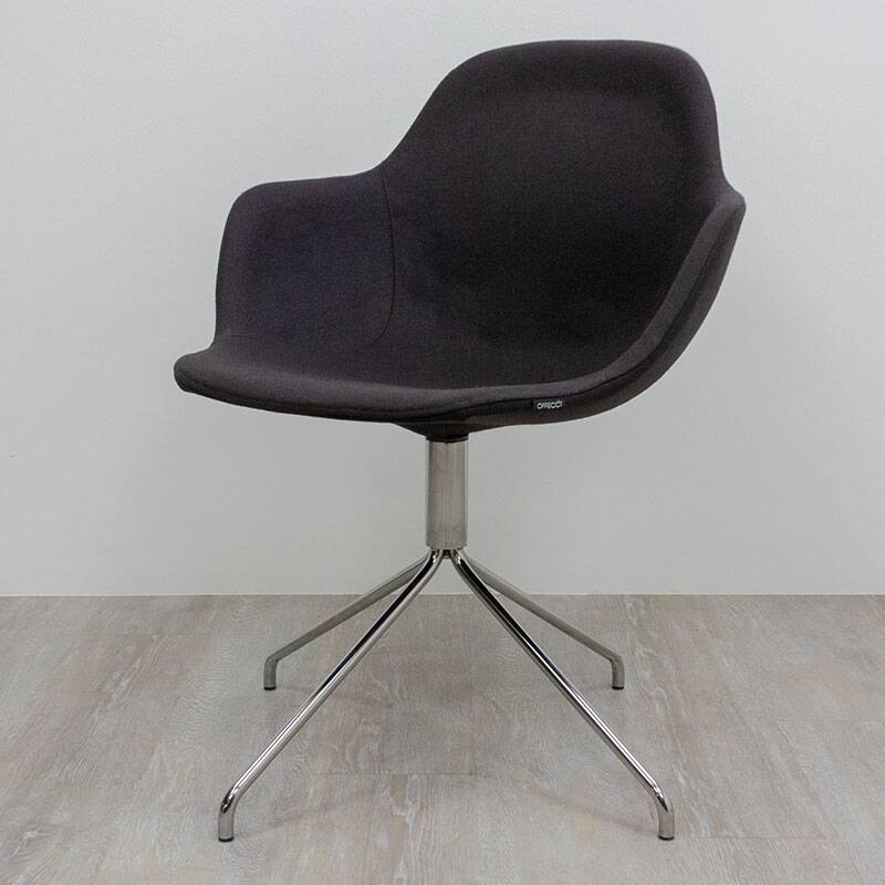 Chaise Palma de chez Offecct en tissu gris foncé