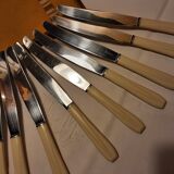 Ensemble de 12 couteaux en bakélite et lame inox
