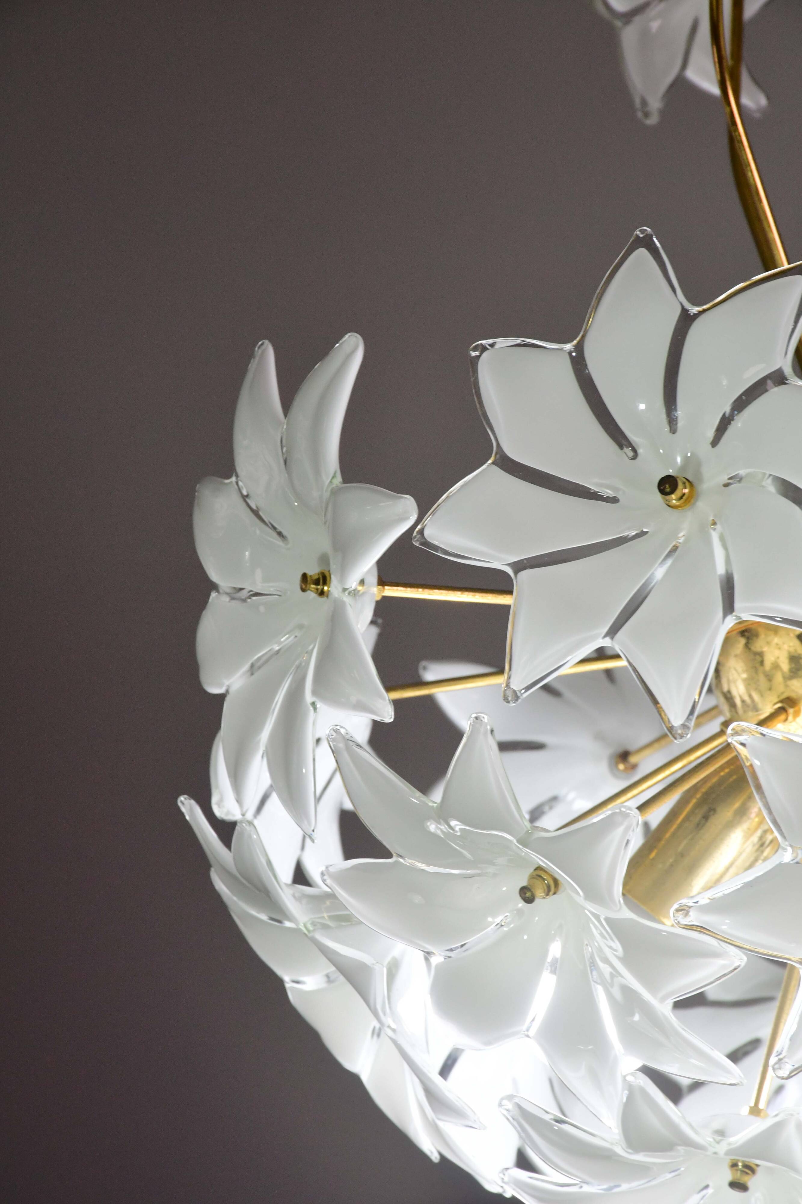 Charmant luminaire en verre de Murano Spoutnik fleurs blanches, années 1970