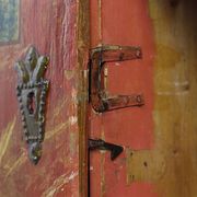 Cabinet d'art populaire en marbre peint