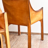 Paire de fauteuils Cab 413 par Mario Bellini en cuir beige patiné, Cassina
