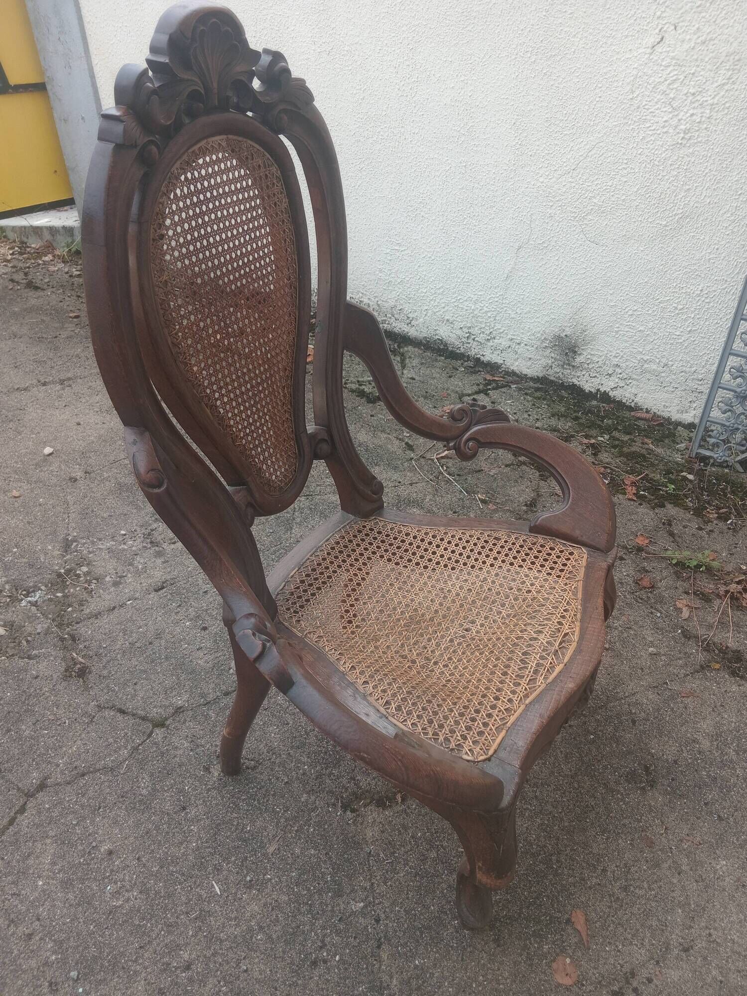 Fauteuil ancien en bois sculpté style Louis XV ou Rocaille