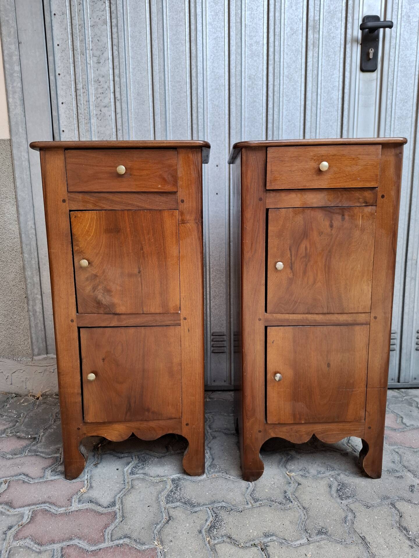 Pair of bedside commodes in walnut. Italy circa 1700s