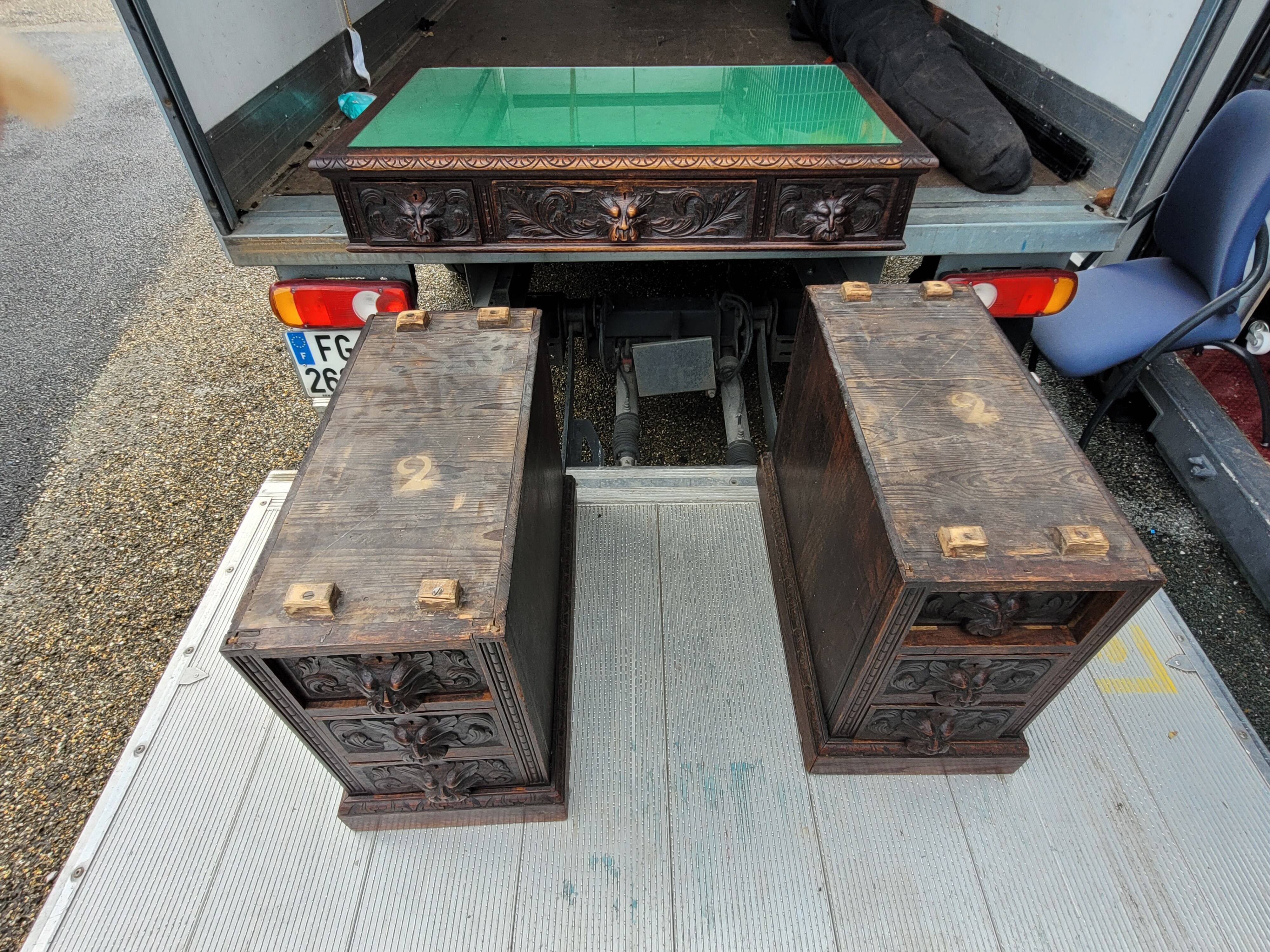 Bureau sculpté antique