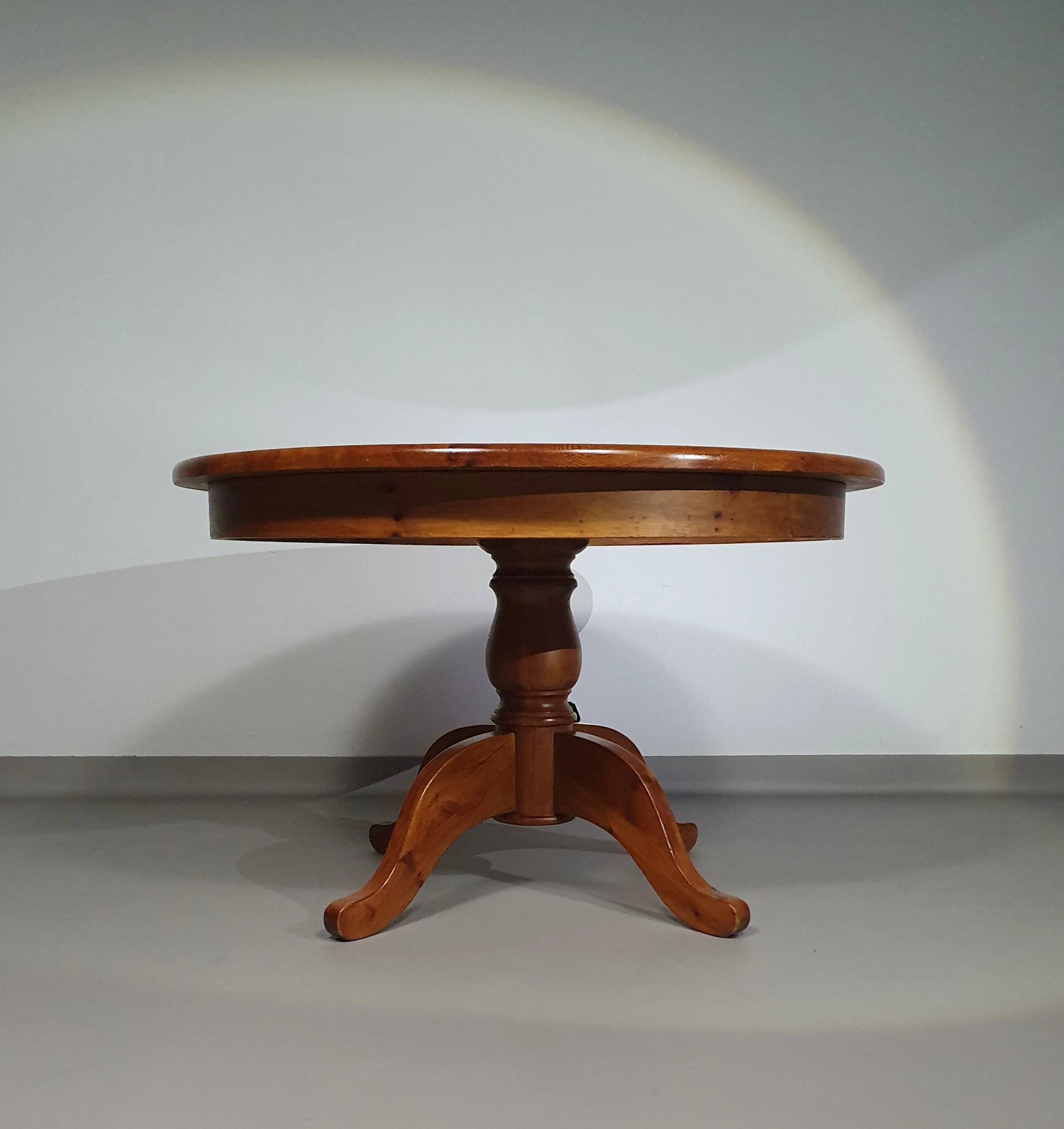 Table à manger en bois de pin des années 70 / table à pieds en colonne en bois au design à 4 pieds avec plateau rond