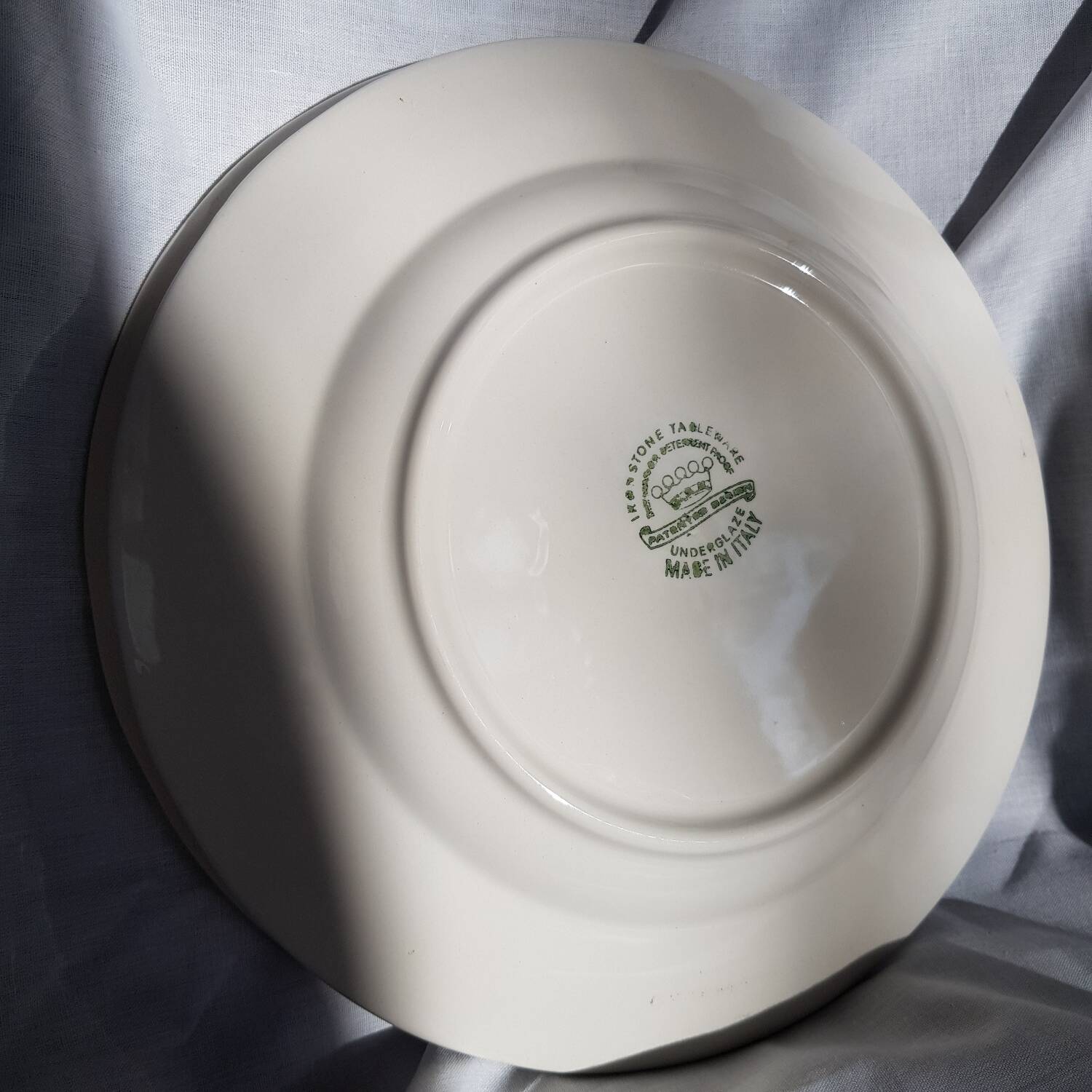 Ensemble de 2 assiettes à dîner en pierre de fer sous glaçure fabriquées en Italie