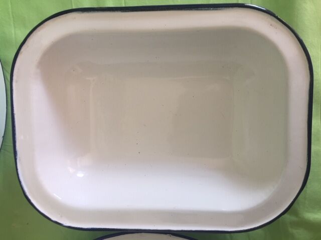 Set of 4 dishes tole enamelled white