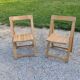 Paire de chaises pliantes à lattes en hêtre des années 70