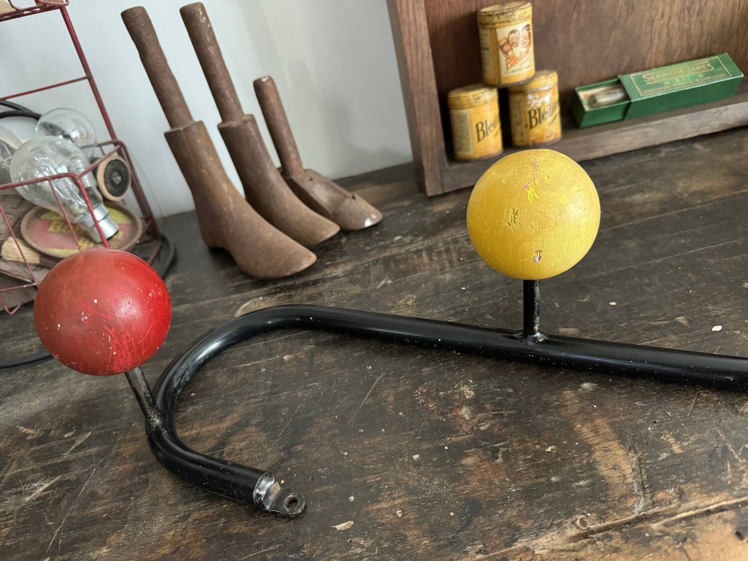 Wall coat rack with 4 wooden balls