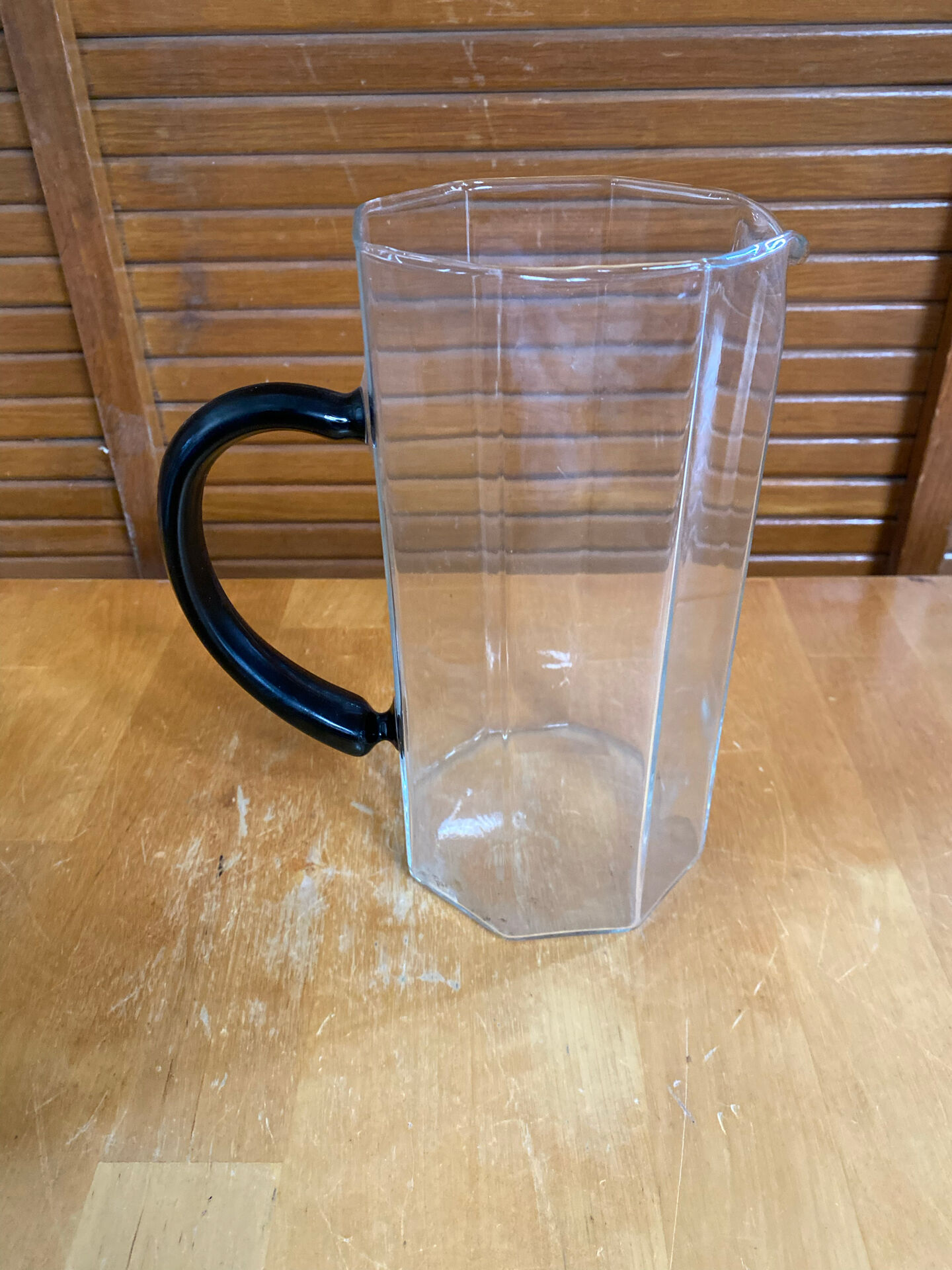 Old pichet arcoroc model octime transparent glass + black handle wine
