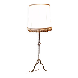 Lampadaire en fer forgé.