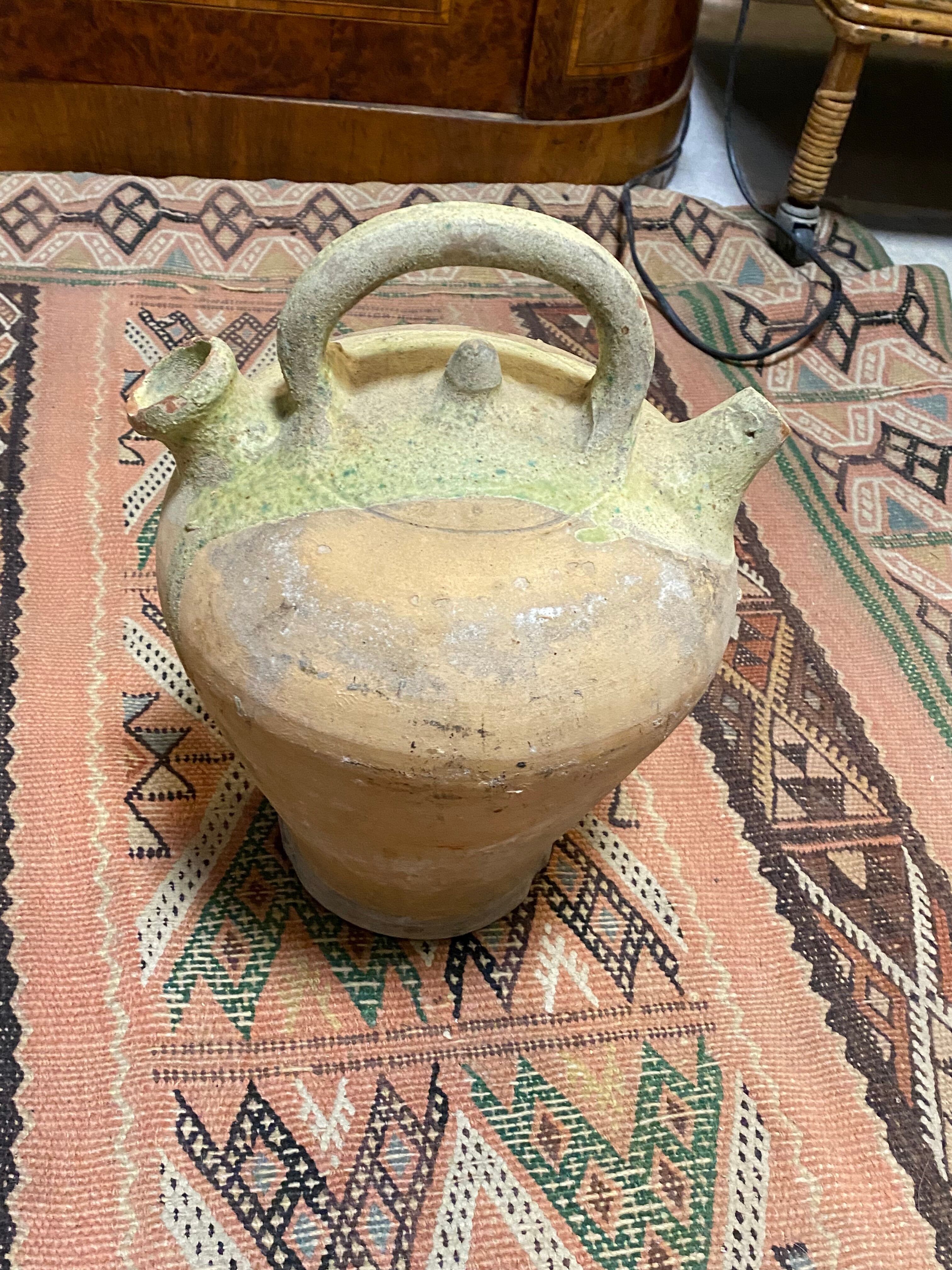 Cruche en terre cuite ancienne