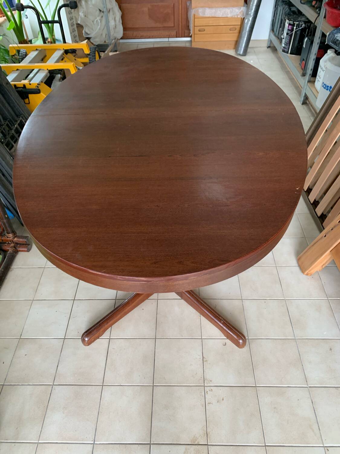 Baumann oval table with extensions