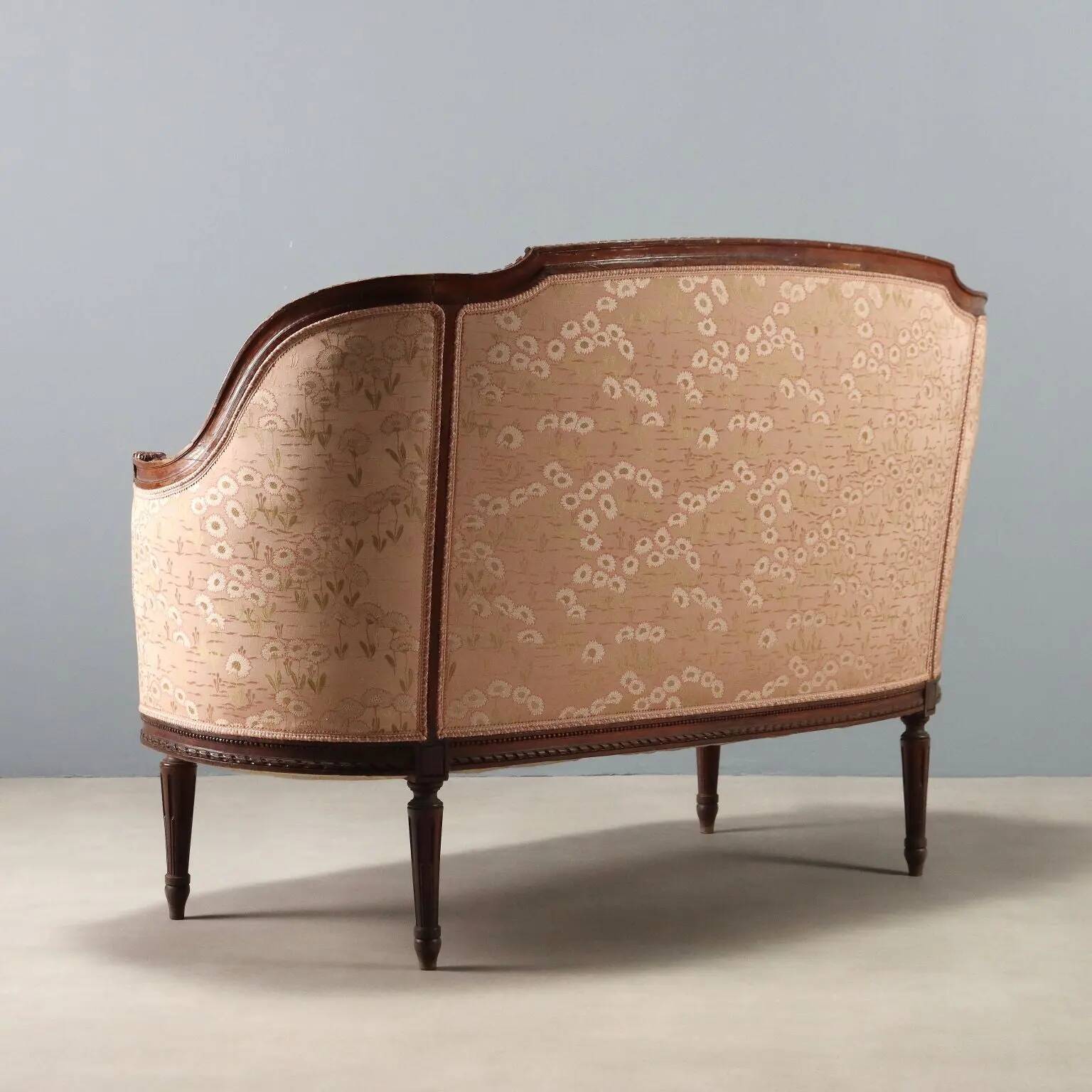 Antique neoclassical canapé in carved walnut from the 19th century.