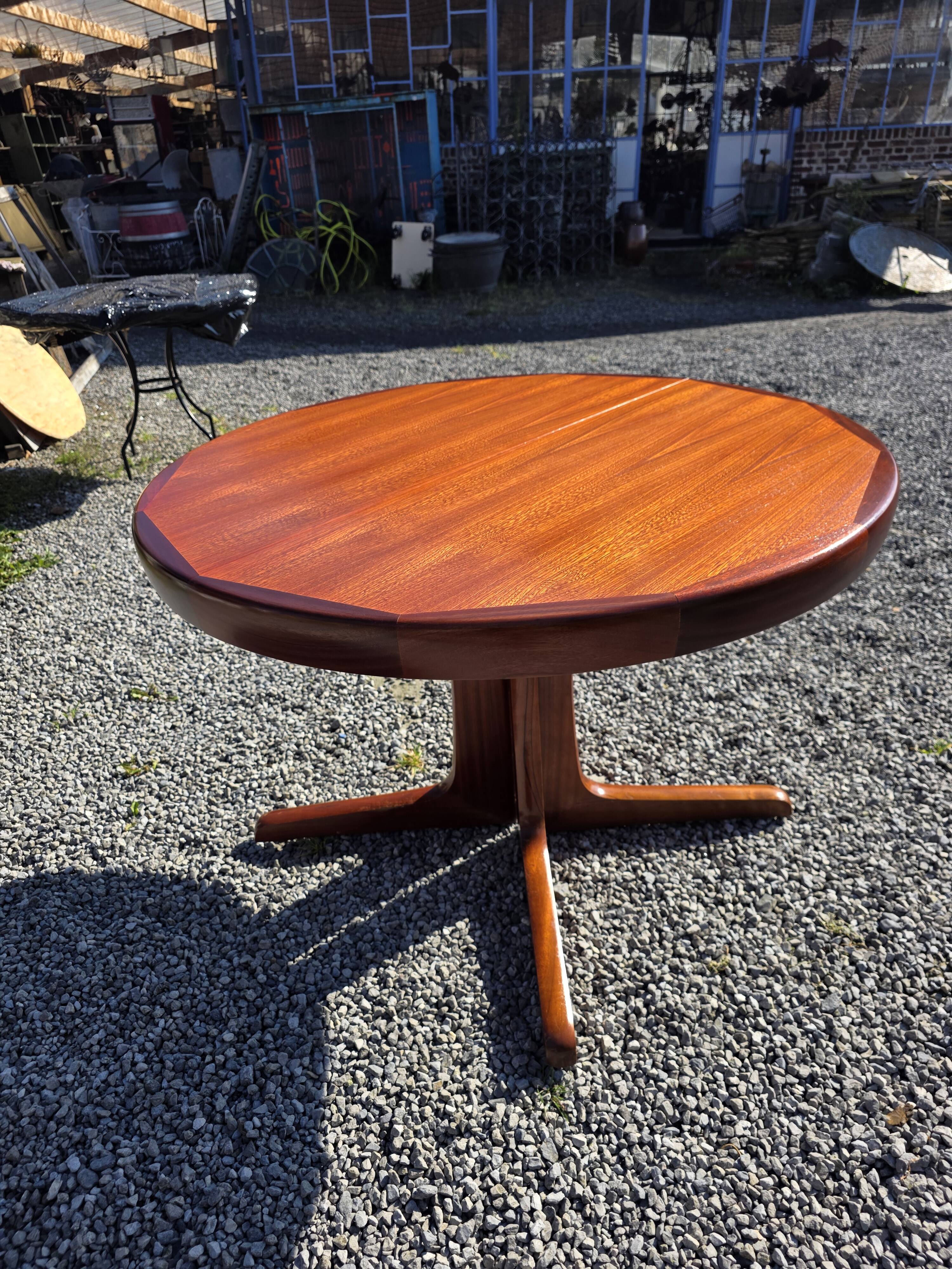 Baumann extendable table in teak from the 1960s.